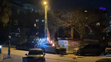 Maltepe'de seçim bayrağı asılan elektrik kablosu düştü, araç yandı