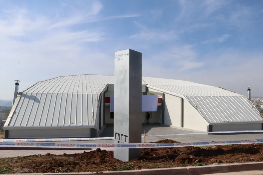 Şanlıurfa’da, bu kez belediye parka monolit dikti 