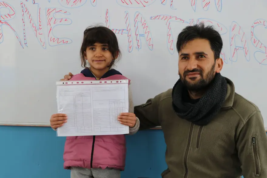 2 derslik 1 öğrenci: Hasret'in karne sevinci 12