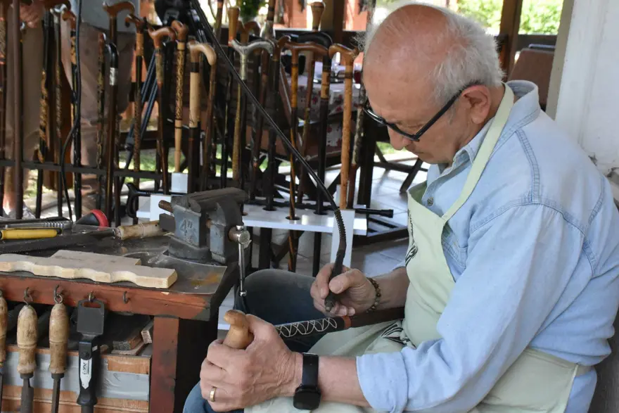 Tayini çıktığı Devrek'te öğrendiği baston yapımını 37 yıldır sürdürüyor 
