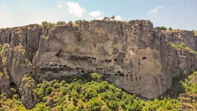 Dağın içi oyularak yapılan İnönü Mağaraları tarihi ve doğasıyla görenleri hayran bırakıyor