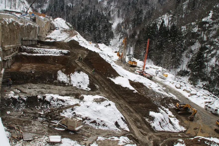 Ayder Yaylası'nda dağın içerisine çevreci otopark 5