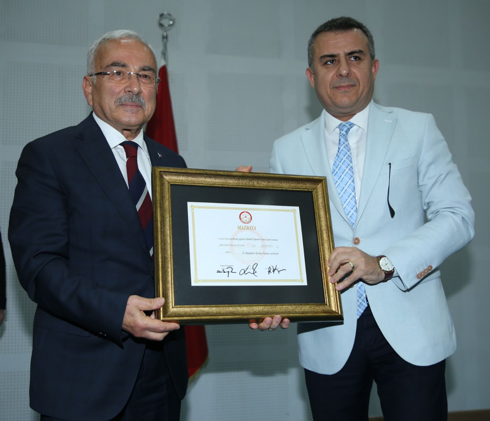 Ordu Büyükşehir Belediye Başkanı Hilmi Güler mazbatasını aldı