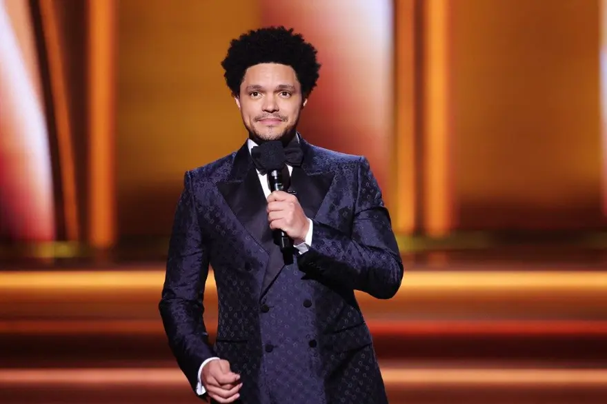 Dua Lipa sunucu Trevor Noah ile birlikte görüntülendi 2