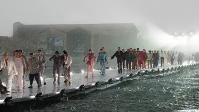 Dolce &amp; Gabbana defilesinde dolu yağmuru