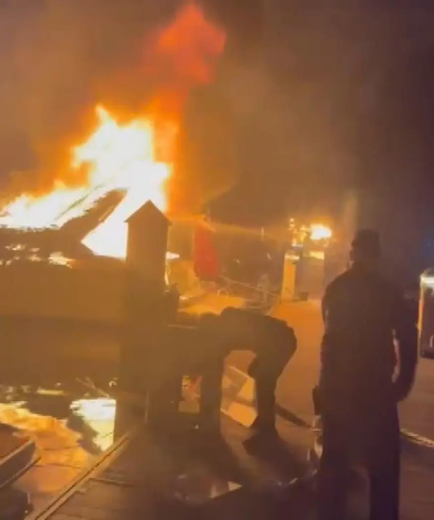 Tuzla marinada 4 tekne alev alev yandı 3 Tuzla marinada 4 tekne alev alev yandı 3