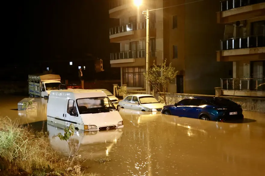 Balıkesir, İzmir ve Manisa’da su baskını: Caddeler su altında kaldı 6