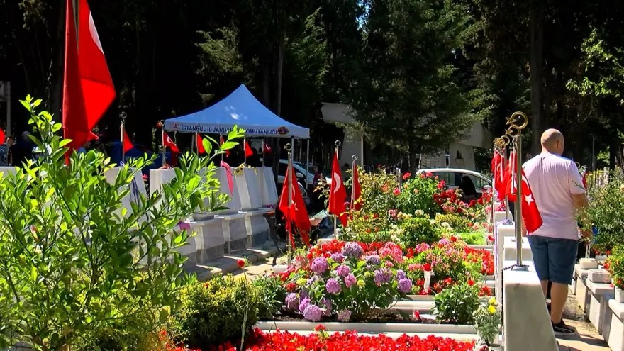 Edirnekapı Şehitliği’nde buruk bayram 