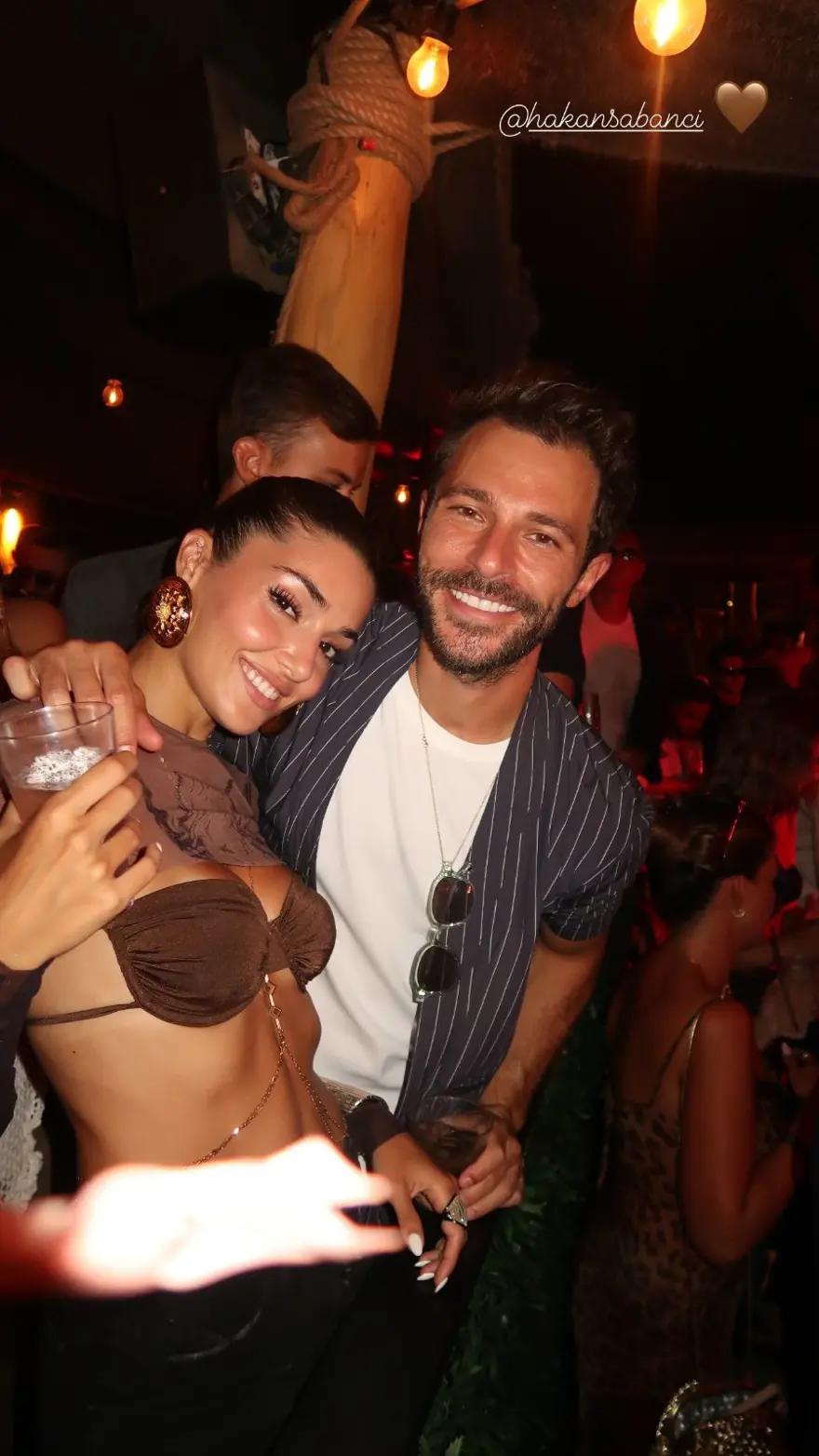 Hande Erçel'den sevgilisi Hakan Sabancı ile mutluluk pozu 4