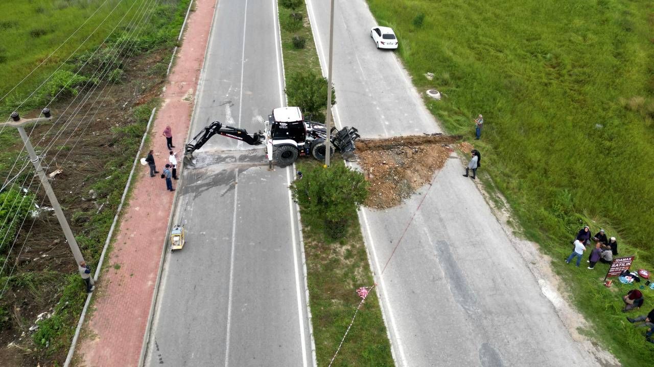 İş makinesiyle çukur kazdırıp yolu ulaşıma kapattılar