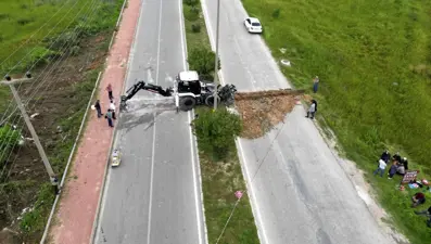 İş makinesiyle çukur kazdırıp yolu ulaşıma kapattılar