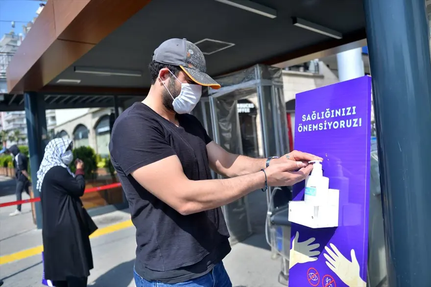 AVM'ler kapılarını açtı: Metrelerce kuyruk oluştu 15