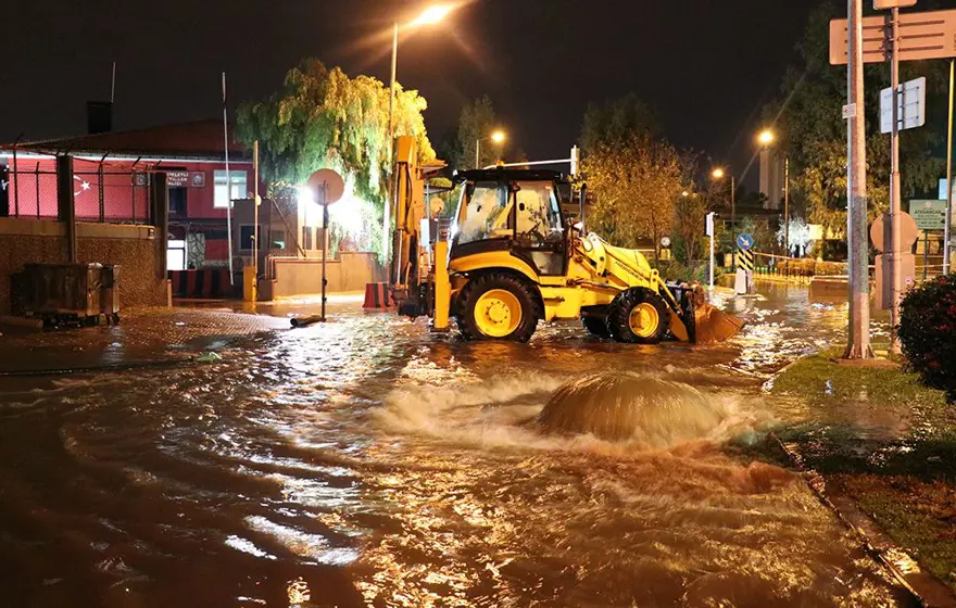 İzmir'de şiddetli yağış 1