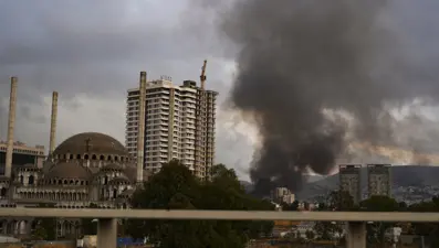 İzmir'de yangın: Siyah dumanlar gökyüzünü sardı, zaman zaman patlamalar oldu