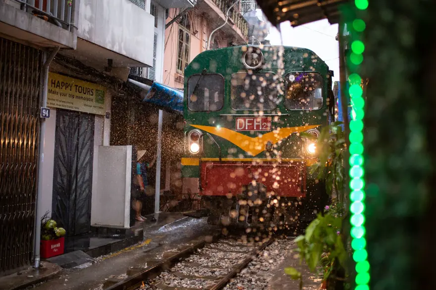 İçinden tren geçen sokak 