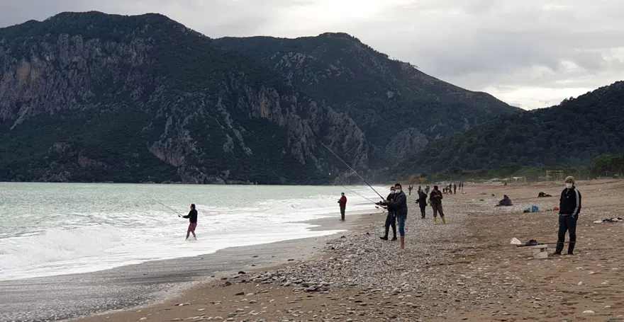 Antalya'daki dalgalar levrek üretim tesisine zarar verince herkes sahile koştu 