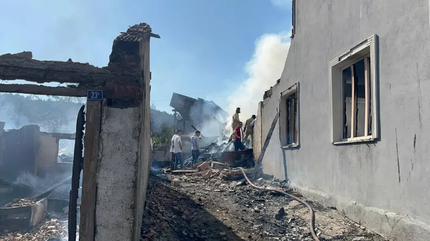 Kastamonu'da yangın: Bir kişi hayatını kaybetti, 3 ev küle döndü 4