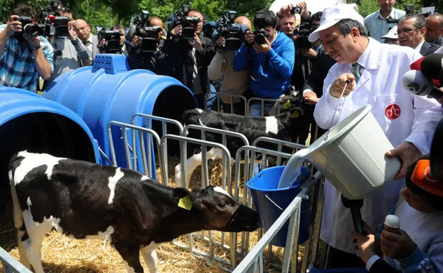 Bakan Eker süt içti 9