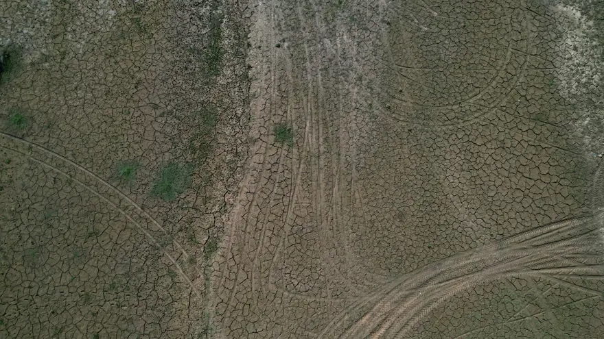 Göl resmen çöle döndü: Yüzde 90'ı kurudu, metrelerce çekildi 1