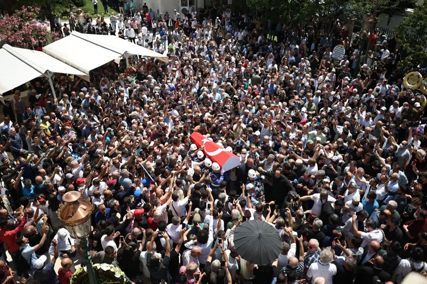 Cüneyt Arkın'ı binlerce kişi gözyaşlarıyla uğurladı 6 Cüneyt Arkın'ı binlerce kişi gözyaşlarıyla uğurladı 6