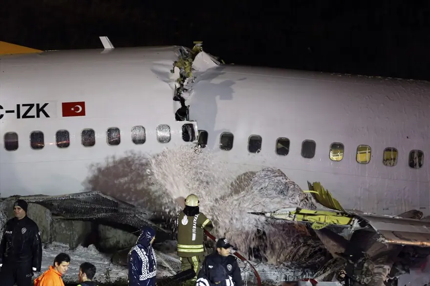 Sabiha Gökçen'de pistten çıkan uçaktan ilk görüntüler 32