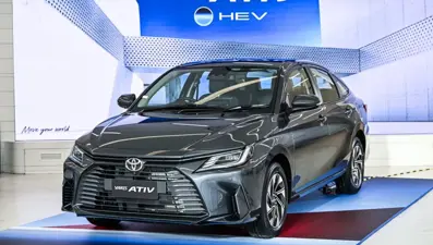 Toyota'dan yeni sedan... Fiyatı belli oldu