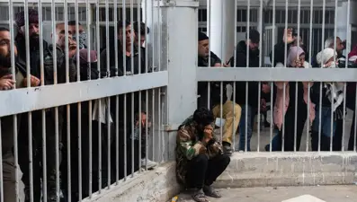 Sednaya'da umutsuz bekleyiş: Kayıp yakınları bir ses arıyor