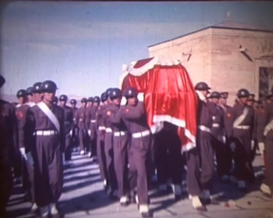 Atatürk’ün naaşının Anıtkabir’e naklinin renkli görüntüleriortaya çıktı 13 Atatürk’ün naaşının Anıtkabir’e naklinin renkli görüntüleriortaya çıktı 13