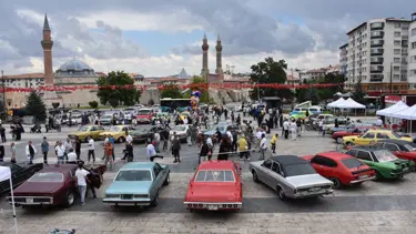 Sivas'ta klasik otomobil fuarı açıldı