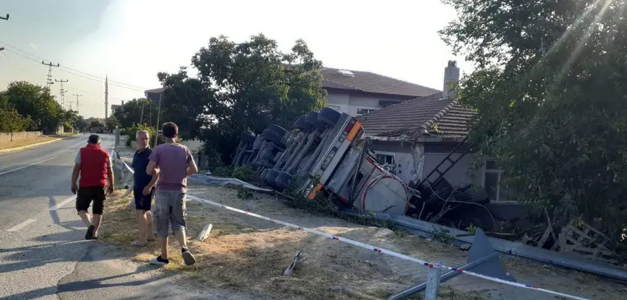 Evlerine tanker çarptı! Deprem sandılar, "Camlar, çerçeveler yerinden oynadı" 7