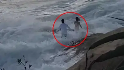 Gelin ve damadı dalgalar aldı