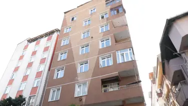 Tahliye edilen binanın mührünü söküp oturmaya devam ettiler!