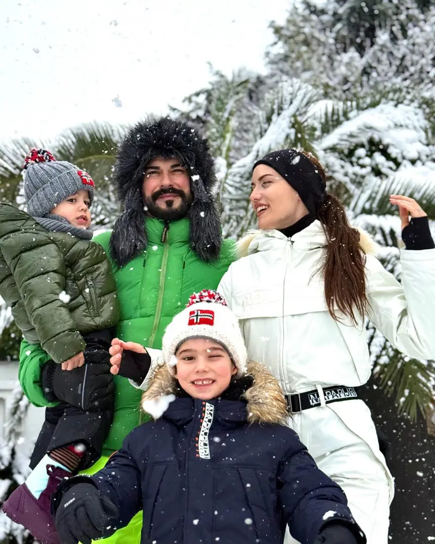 Fahriye Evcen ile Burak Özçivit karın keyfini çıkardı! Aile pozları gündem oldu 2