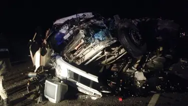 TIR'lar çarpıştı: 1 ölü, 1 yaralı