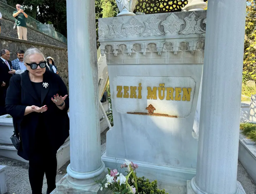 Zeki Müren vefatının 28'inci yılında mezarı başında anıldı 8 Zeki Müren vefatının 28'inci yılında mezarı başında anıldı 8