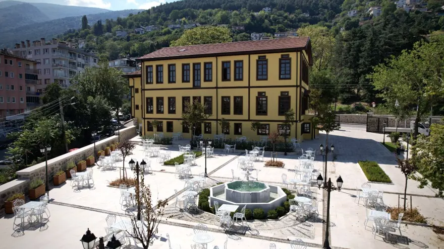 Yazar Alev Alatlı'nın adı tarihi binada yaşatılıyor 1 Yazar Alev Alatlı'nın adı tarihi binada yaşatılıyor 1