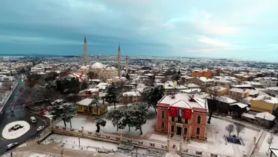 Edirne’de soğuk hava: Kar aralıklarla sürüyor, yollar buz tuttu