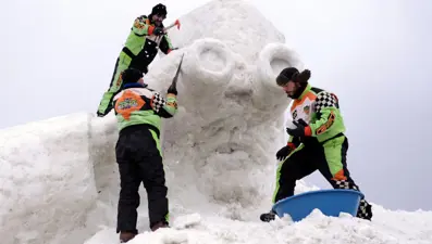 Çıldır'daki buz festivali için kardan devasa Atatürk heykeli yapılıyor