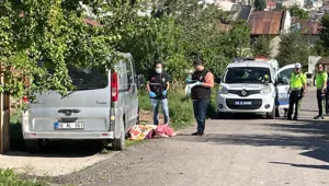 Sivas'ta oğlunun kullandığı minibüsün altında kaldı