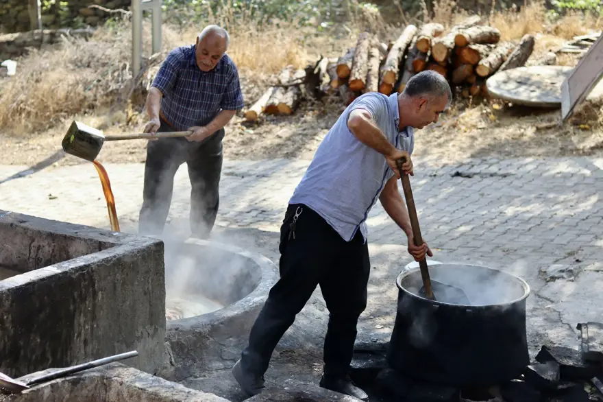 Taştan oyulmuş havuzlarda toplanıp 6 saat kaynatılıyor: Osmaniye'de yapımına başlandı 3 Taştan oyulmuş havuzlarda toplanıp 6 saat kaynatılıyor: Osmaniye'de yapımına başlandı 3