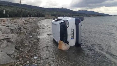 Virajı alamayan otomobil takla atarak denize düştü