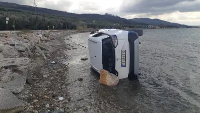 Virajı alamayan otomobil takla atarak denize düştü