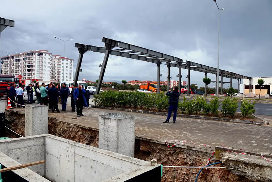 Kamyon taşıyan TIR üst geçide çarptı 6