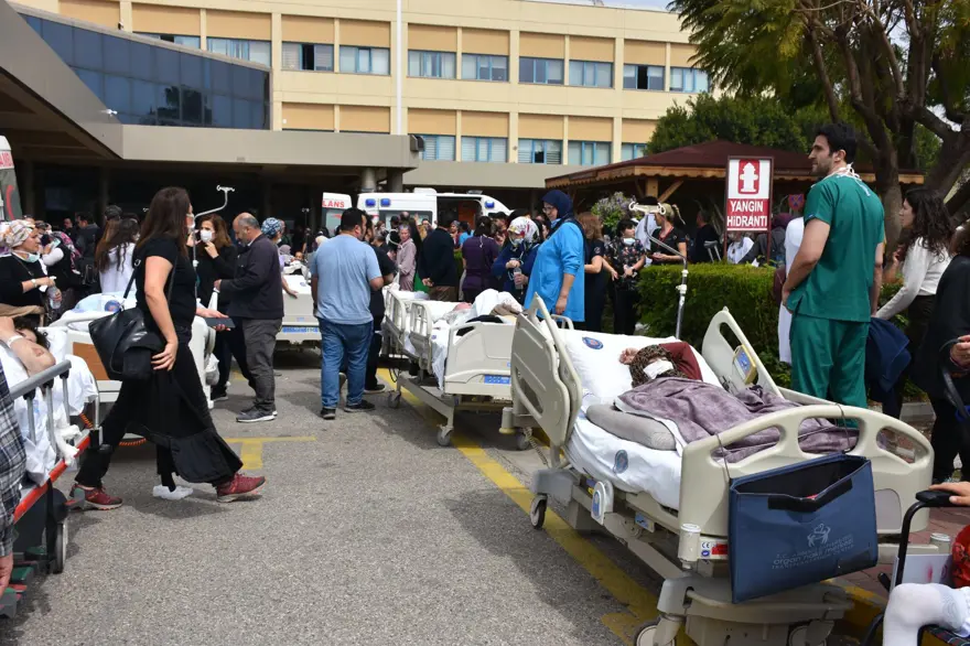 Antalya'da hastanede yangın paniği: Hastalar sedyelerle tahliye edildi 1