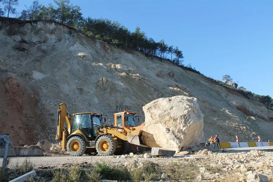 Dev kaya yola düştü 7