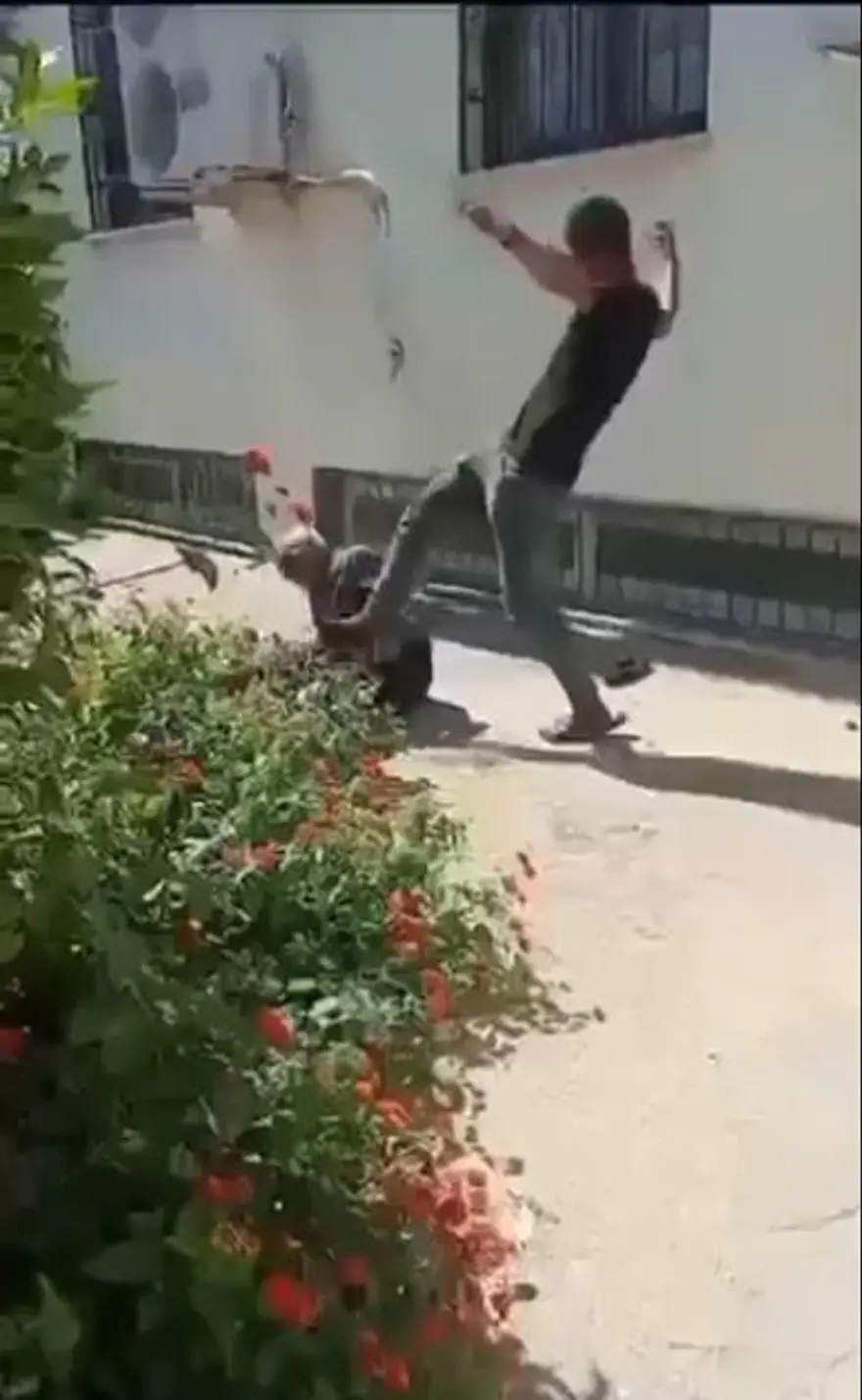 Sokak ortasında yaşlı adama dayak 5