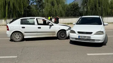 2 otomobil çarpıştı : 2 yaralı