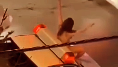 İran'da bir protesto daha: Genç kadın soyunup polis arabasına tırmandı