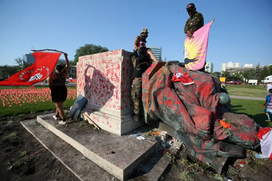 Kanada'da toplu çocuk mezarları protestoları: Kraliçe'nin heykeli yıkıldı 1