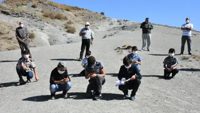Köydeki öğrenciler ders için tepeye çıkıyor